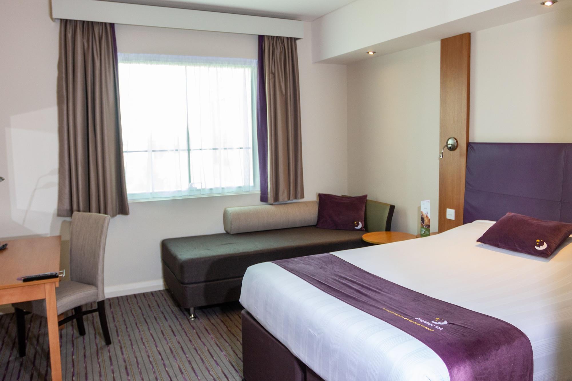 Premier Inn Abu Dhabi Airport Business Park Exterior foto