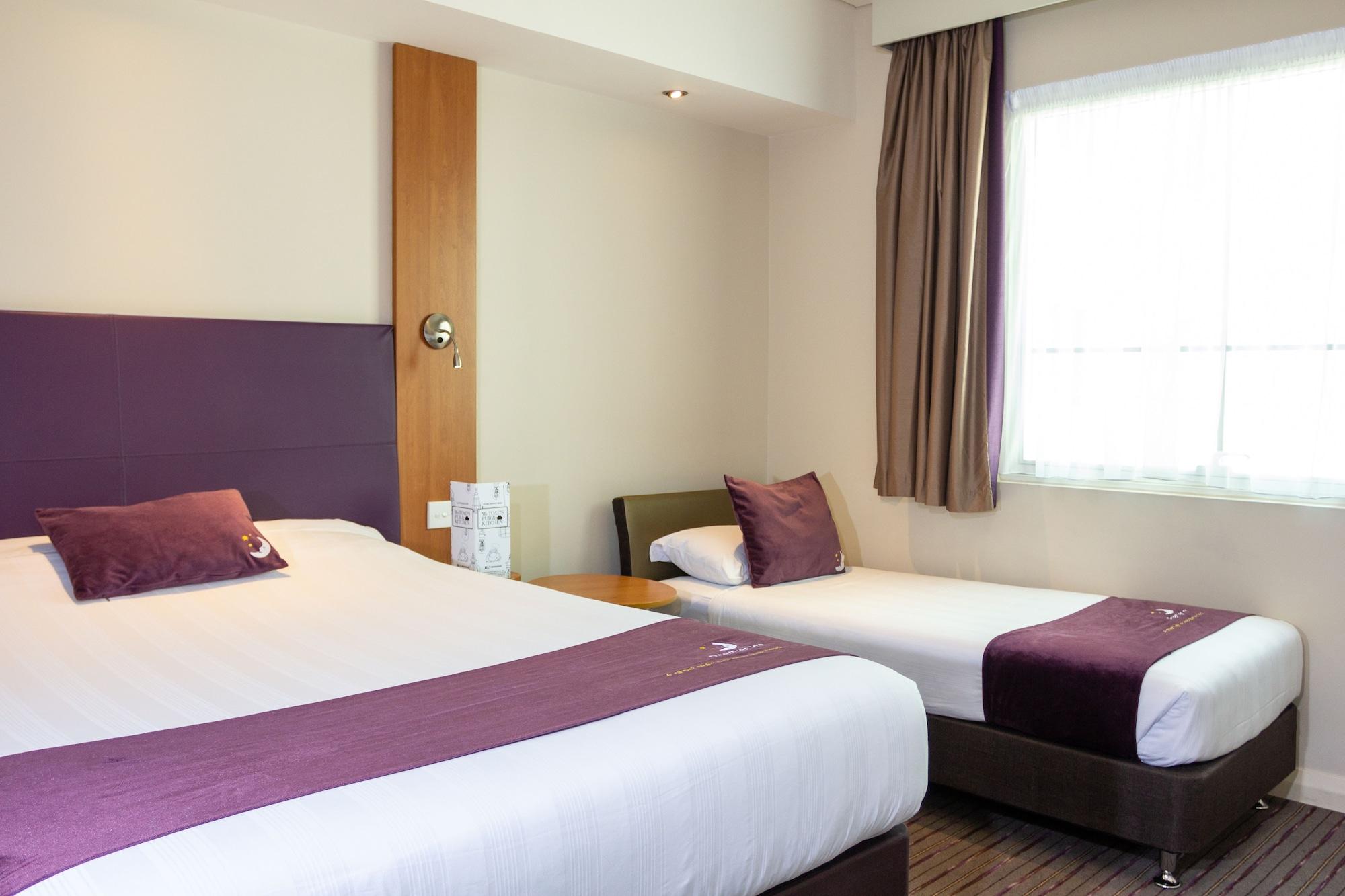 Premier Inn Abu Dhabi Airport Business Park Exterior foto