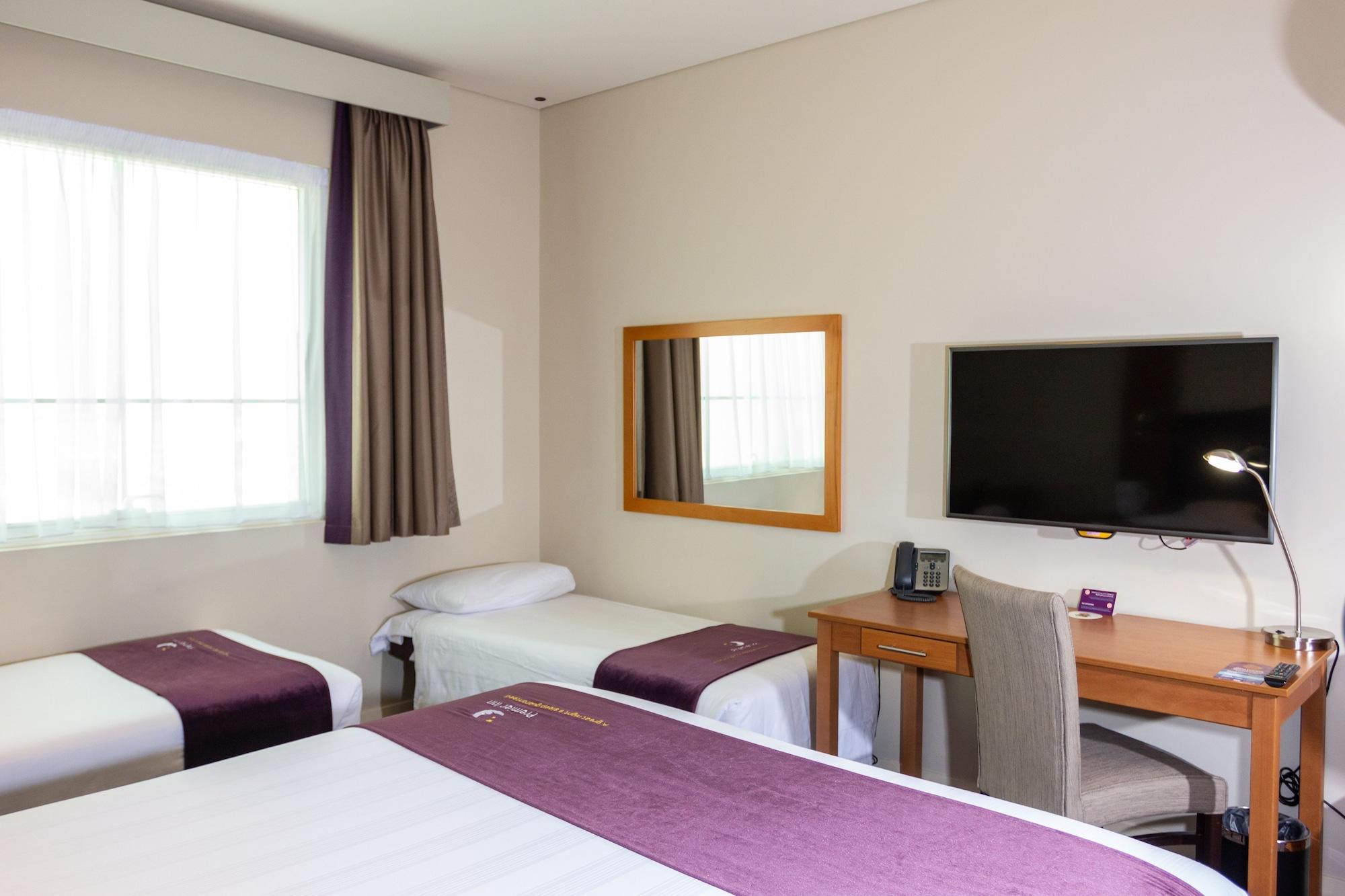 Premier Inn Abu Dhabi Airport Business Park Exterior foto
