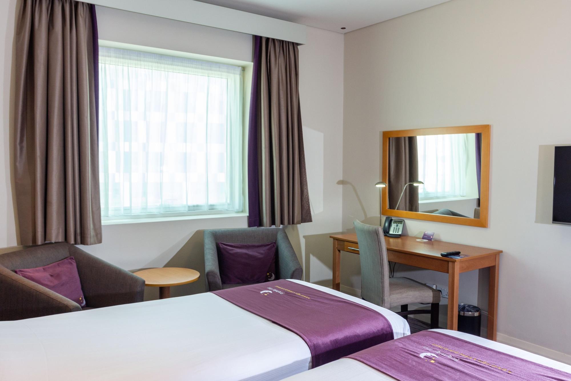 Premier Inn Abu Dhabi Airport Business Park Exterior foto