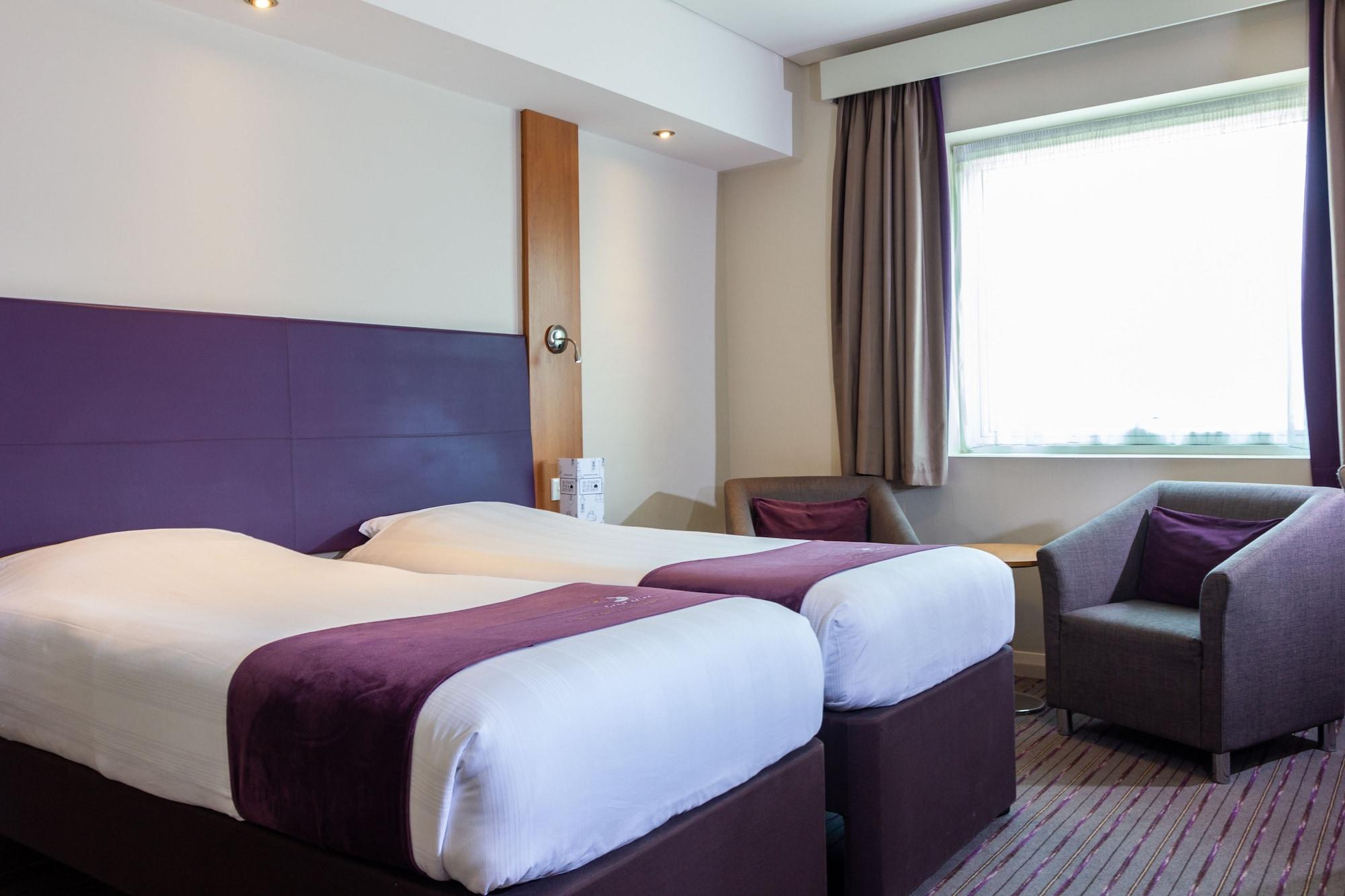 Premier Inn Abu Dhabi Airport Business Park Exterior foto