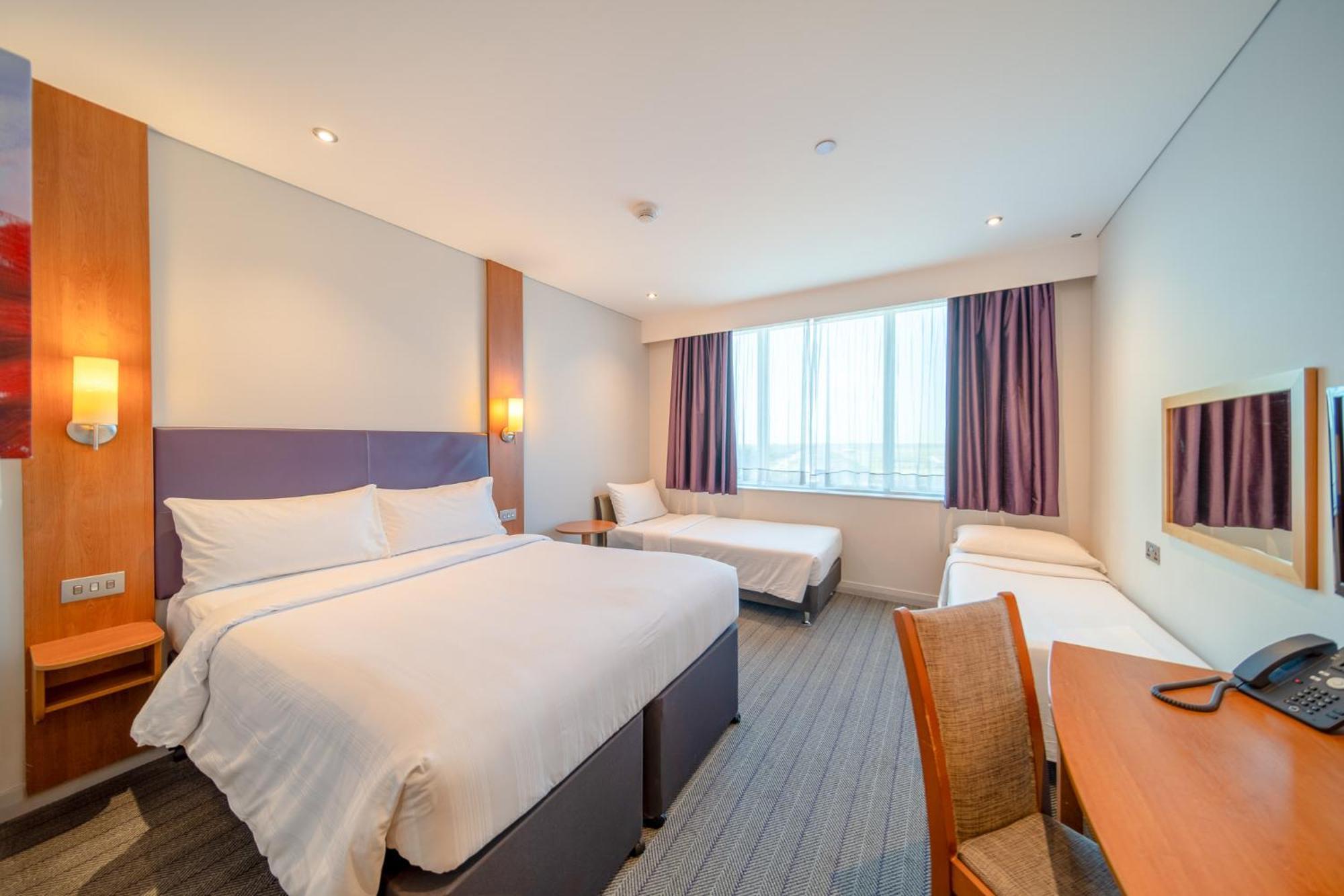 Premier Inn Abu Dhabi Airport Business Park Exterior foto