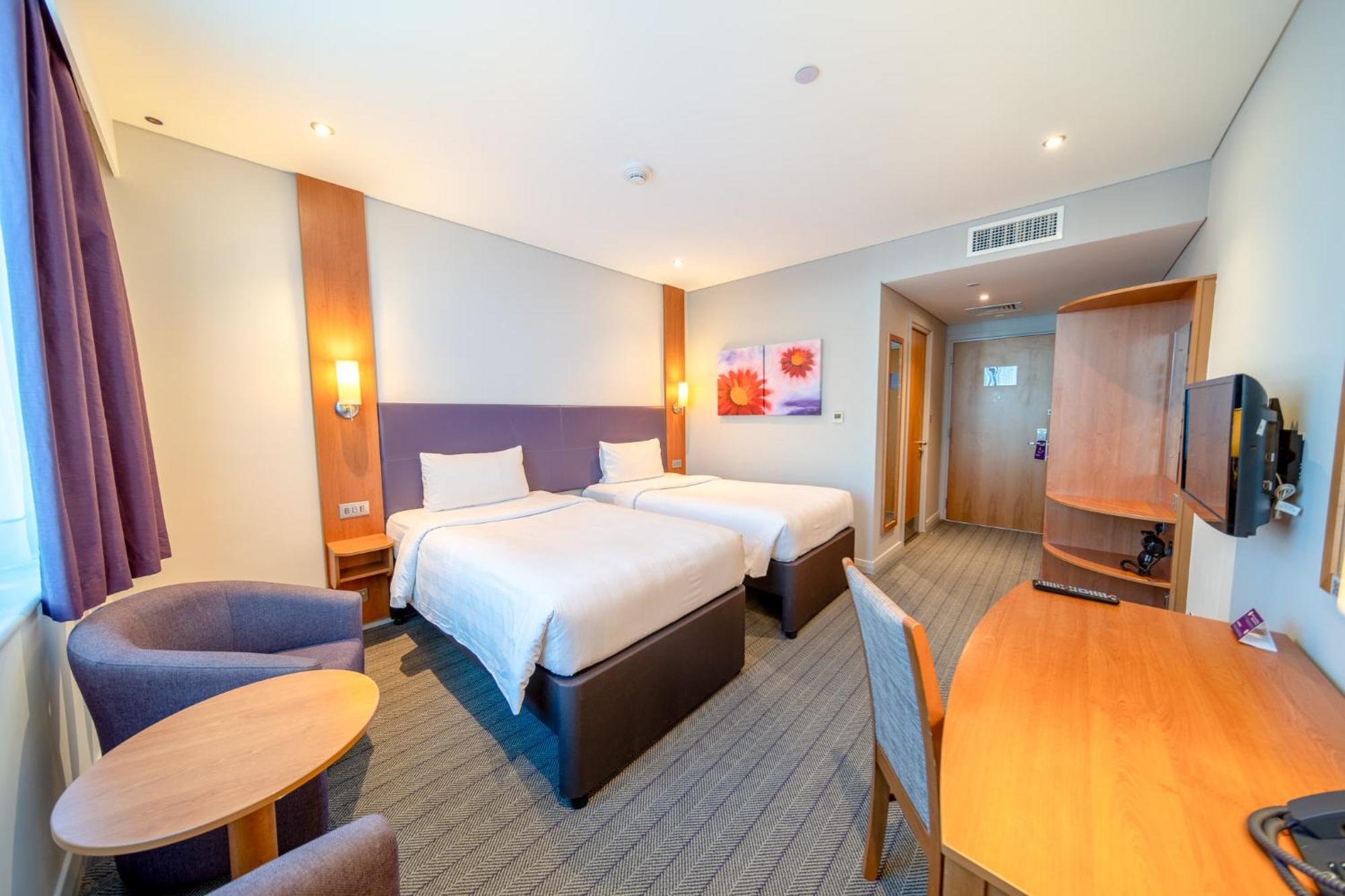 Premier Inn Abu Dhabi Airport Business Park Exterior foto