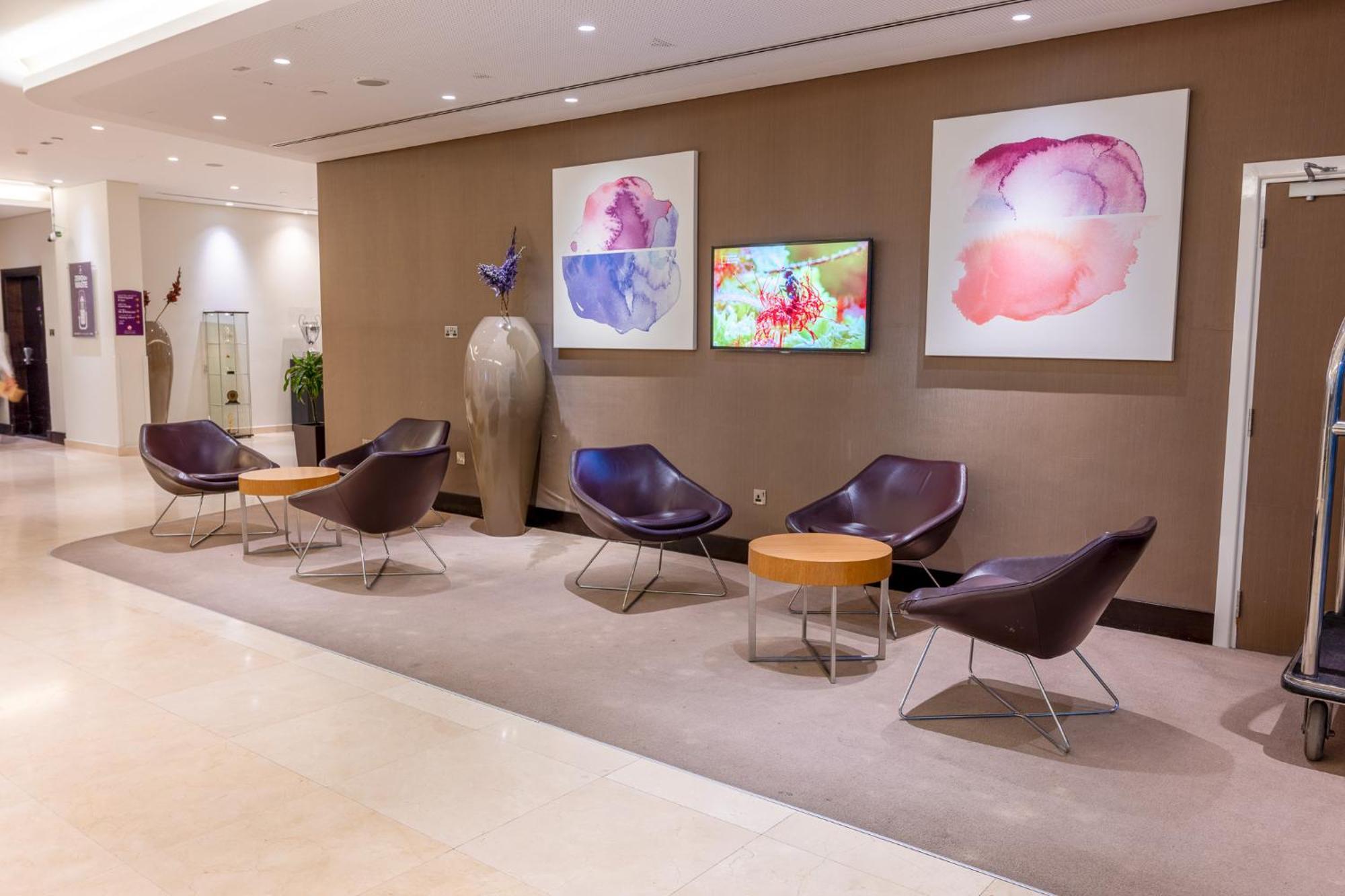 Premier Inn Abu Dhabi Airport Business Park Exterior foto