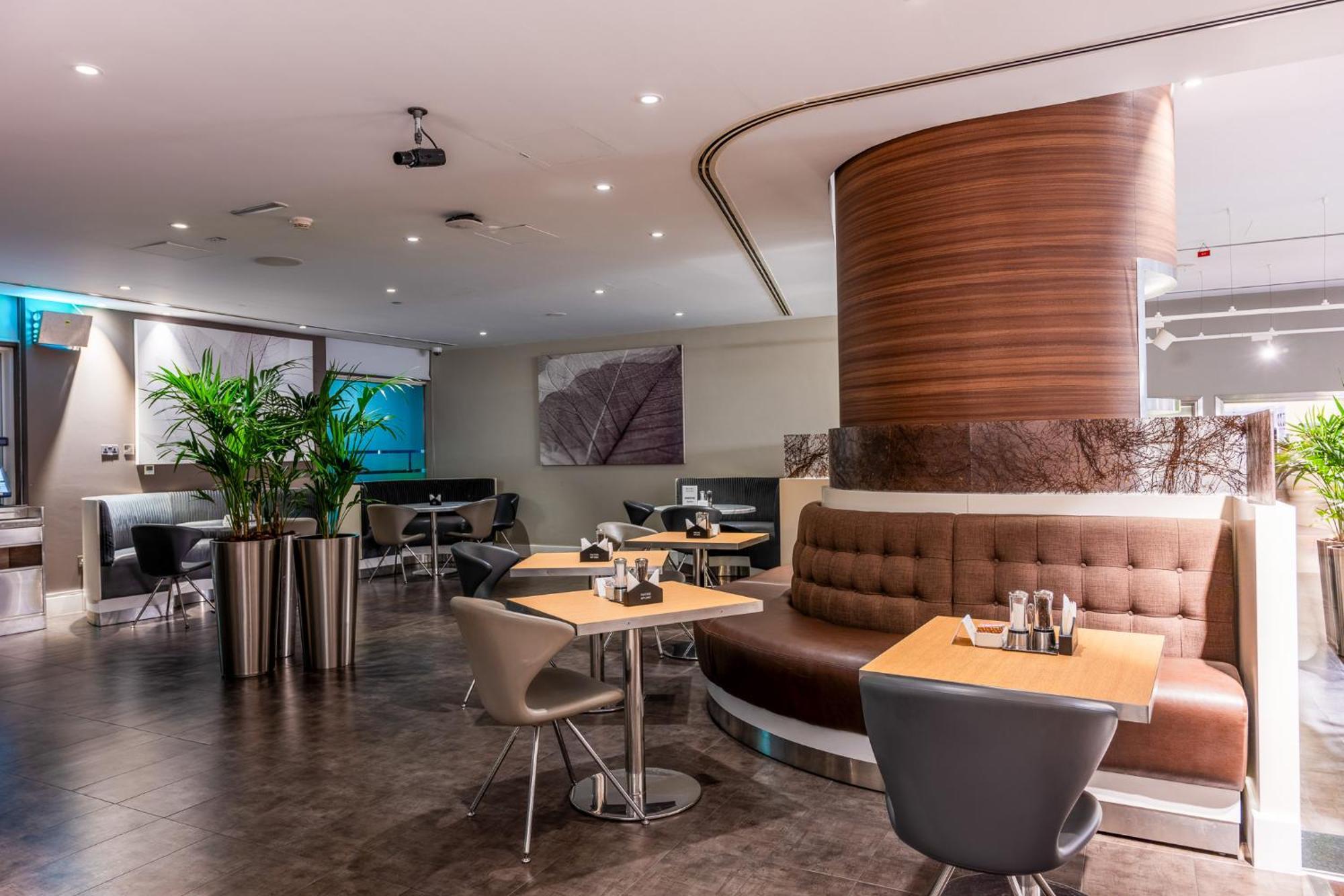Premier Inn Abu Dhabi Airport Business Park Exterior foto