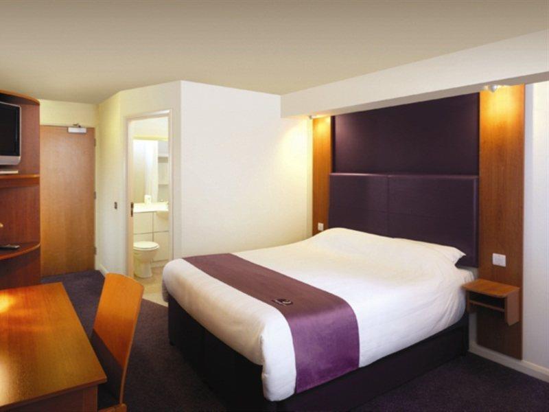 Premier Inn Abu Dhabi Airport Business Park Exterior foto